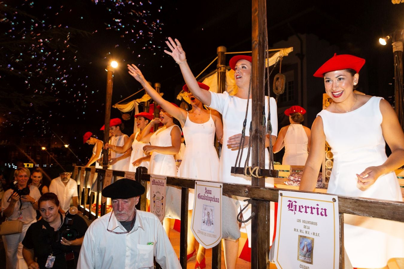 Fotos: La noche de las cantineras también está de vuelta en Hondarribia