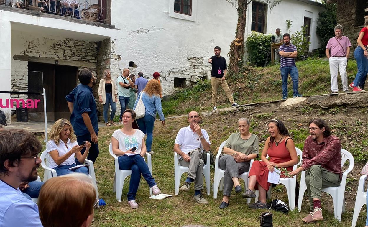 El acto que Díaz protagonizó en Lugo, con Martínez en la parte de arriba de la imagen (con camistea negra).