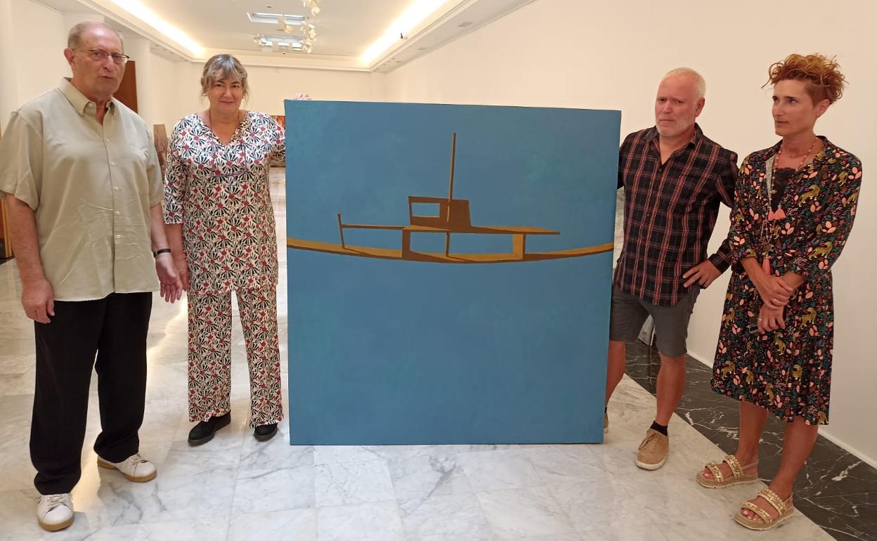 Edorta Kortadi, María José Aranzasti, Xabier Arribas y Helena Elbusto, componentes del Jurado del certamen, con la obra ganadora de Mikel Bergara.