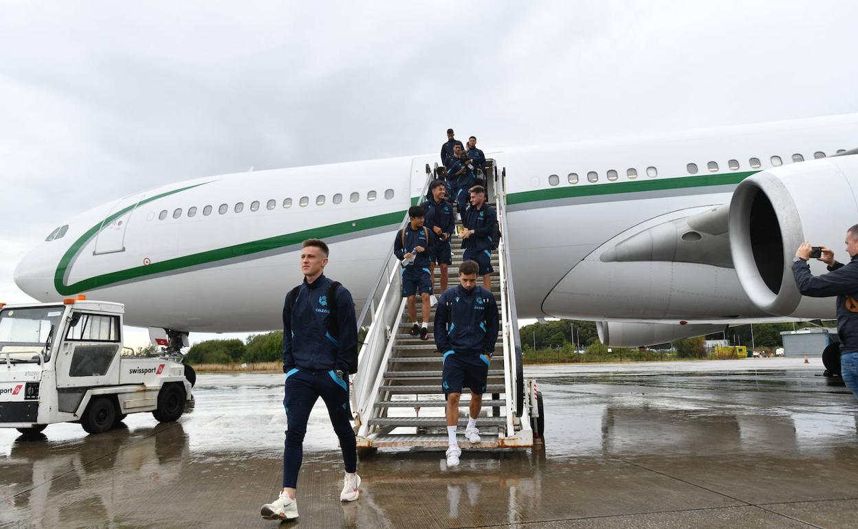 La expedición de la Real Sociedad aterriza en el aeropuerto John Lenon de Liverpool. 