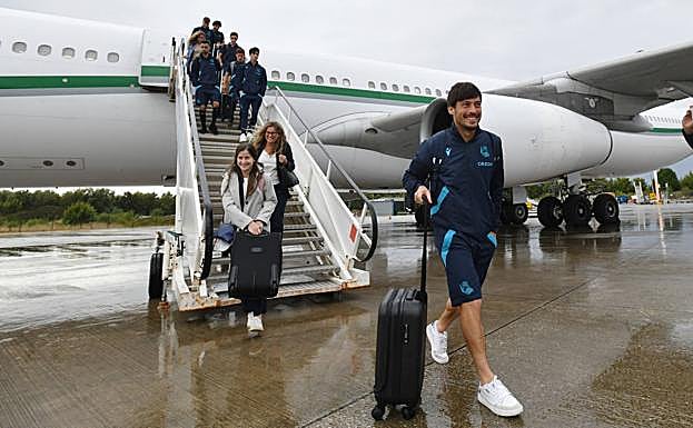 Silva baja sonriente del avión que les ha trasladado hasta Inglaterra.