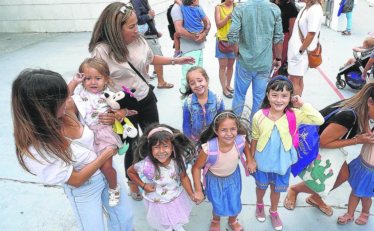Uxue Ayesa posa con sus compañeras Lorea, Maddi y Olaia en el centro de la foto, en el colegio Jesuitak Donostia. 