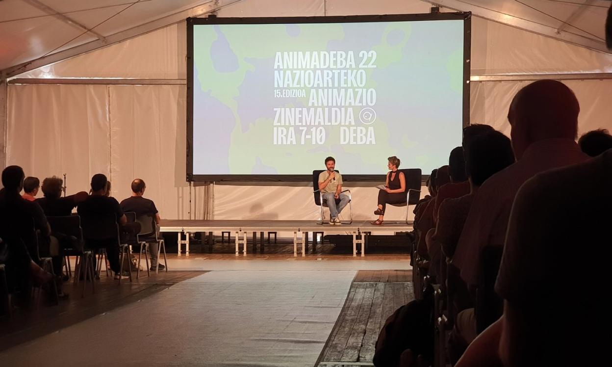 Aitor Oñederra, en un momento del encuentro que mantuvo tras la proyección de su corto. 