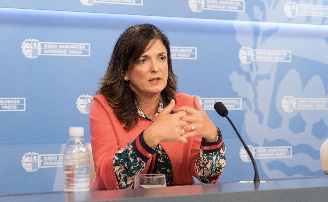 La consejera Beatriz Artolabal en una rueda de prensa en Lakua. 