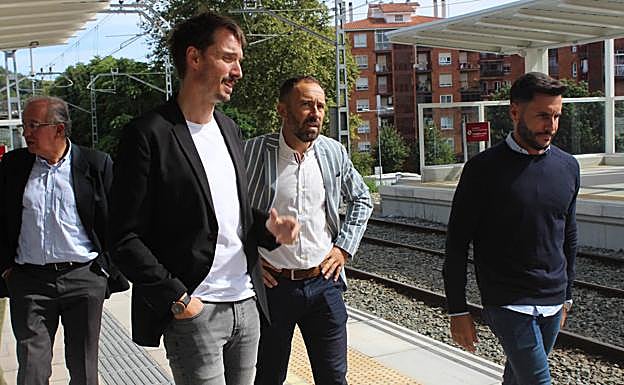 Lertxundi e Itxaso, esta mañana en la estación hernaniarra.