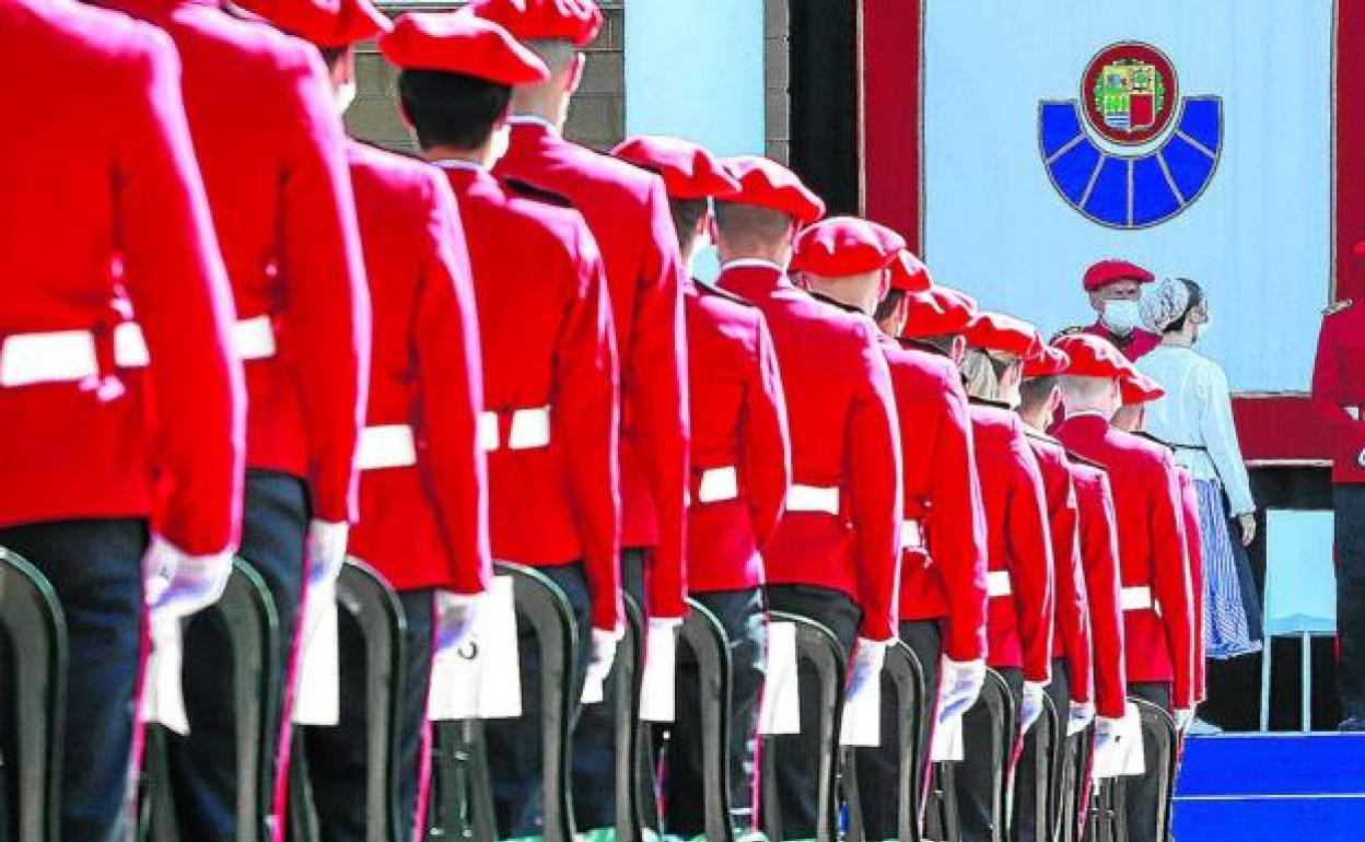 Entrega de diplomas en la academia de Arkaute. blanca /s. castilloEntrega de diplomas en la academia de Arkaute. 