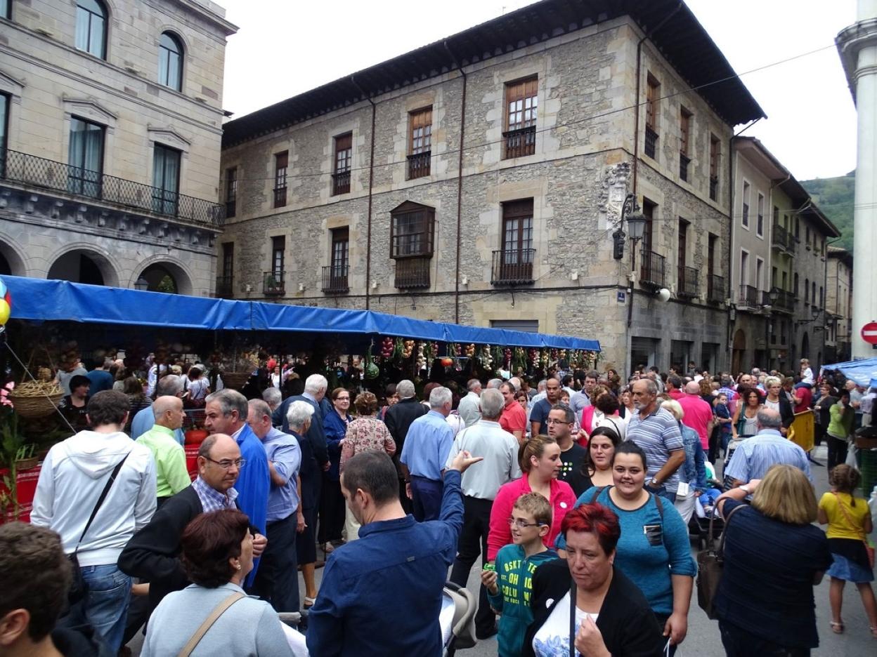 La Plaza recupera mañana imágenes como esta de 2015 tras recuperarse para la feria de San Martín. 