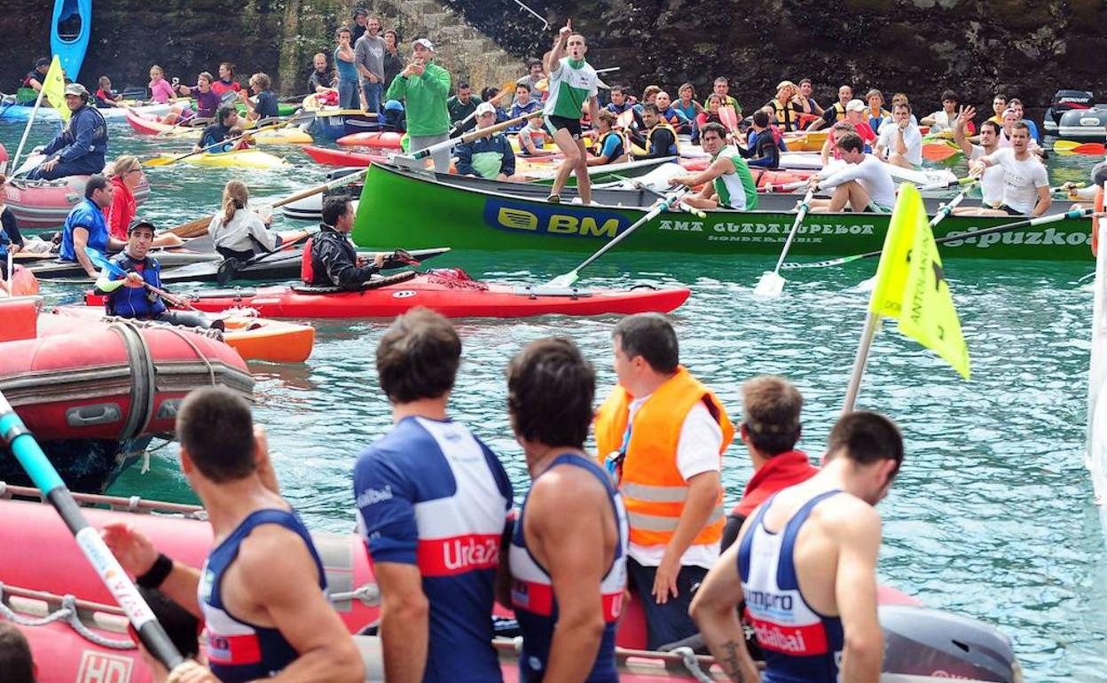 Ioseba Amunarriz recrimina a los remeros de Urdaibai el polémico choque de palas que se produjo en la edición de 2013. 