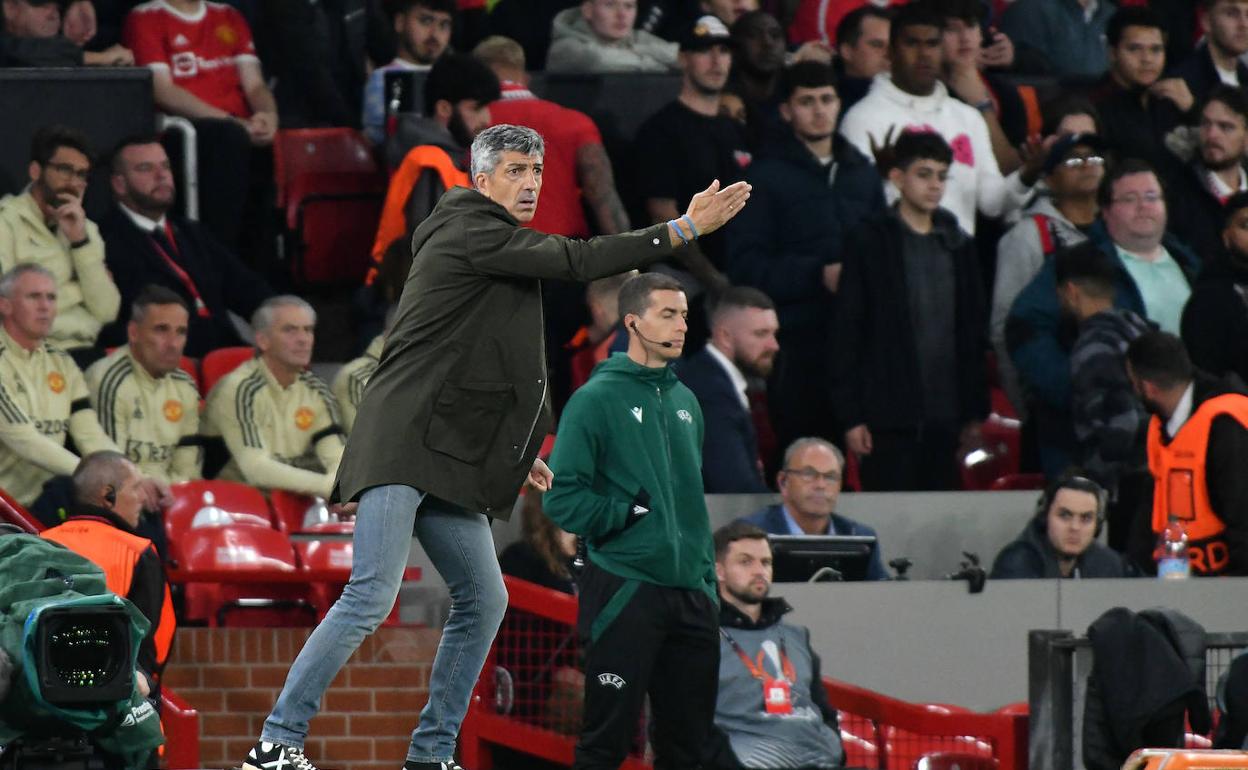 Imanol sigue con intensidad el juego sobre el césped de Old Trafford.