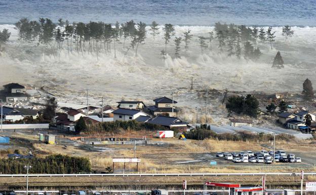 Imagen principal - Imágenes de los tsunamis de 2004 en Indonesia y Japón en 2011.