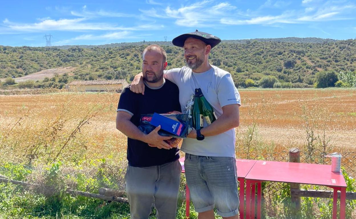 El vencedor, Luis Iriarte, posa con los premios.