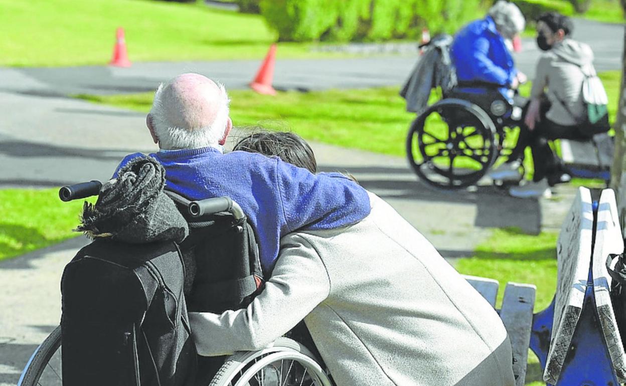 Un hombre abraza a una mujer en una residencia guipuzcoana. 