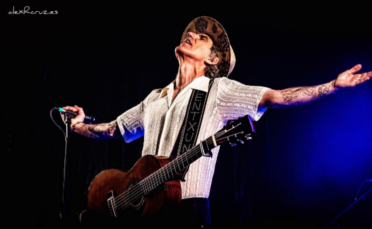 Mikel Erentxun, en un concierto con la correa robada.