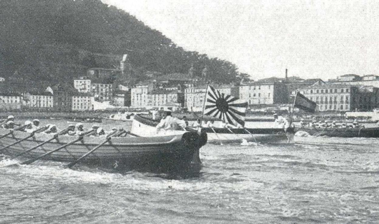 Traineras japonesas en la bahía de la Concha. 