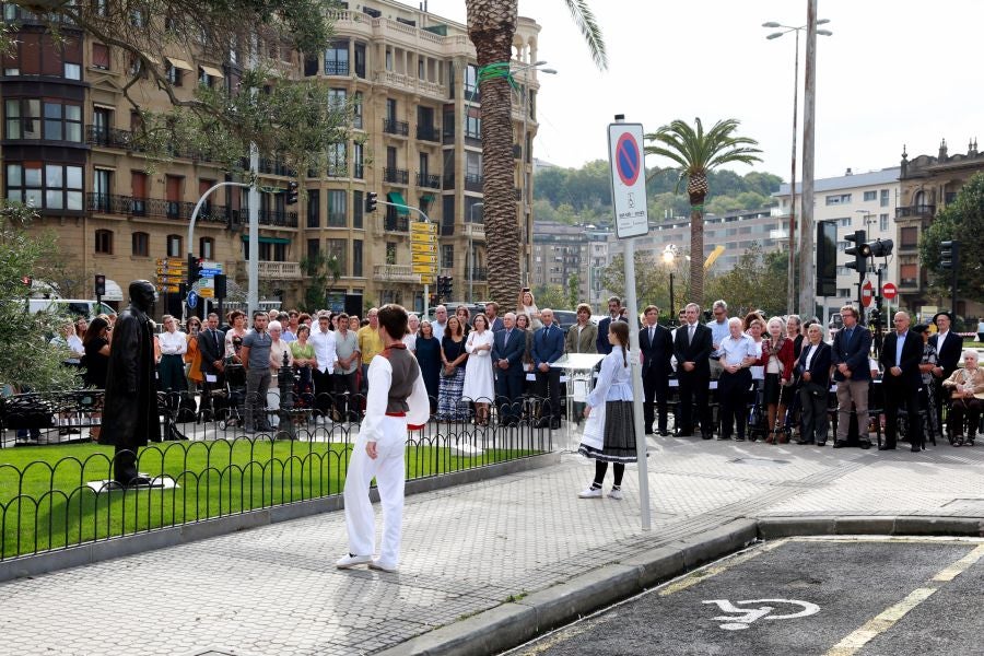 Fotos: La escultura del lehendakari Leizaola ya está en la plaza Euskadi