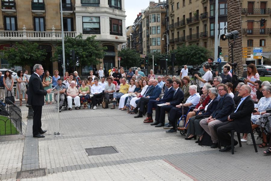 Fotos: La escultura del lehendakari Leizaola ya está en la plaza Euskadi