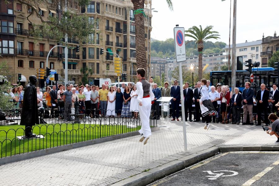 Fotos: La escultura del lehendakari Leizaola ya está en la plaza Euskadi