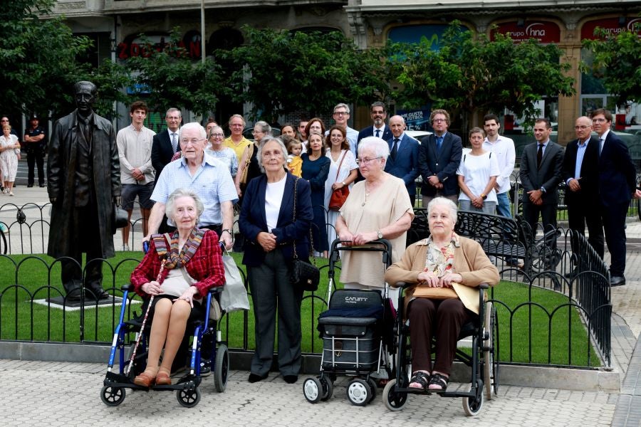 Fotos: La escultura del lehendakari Leizaola ya está en la plaza Euskadi