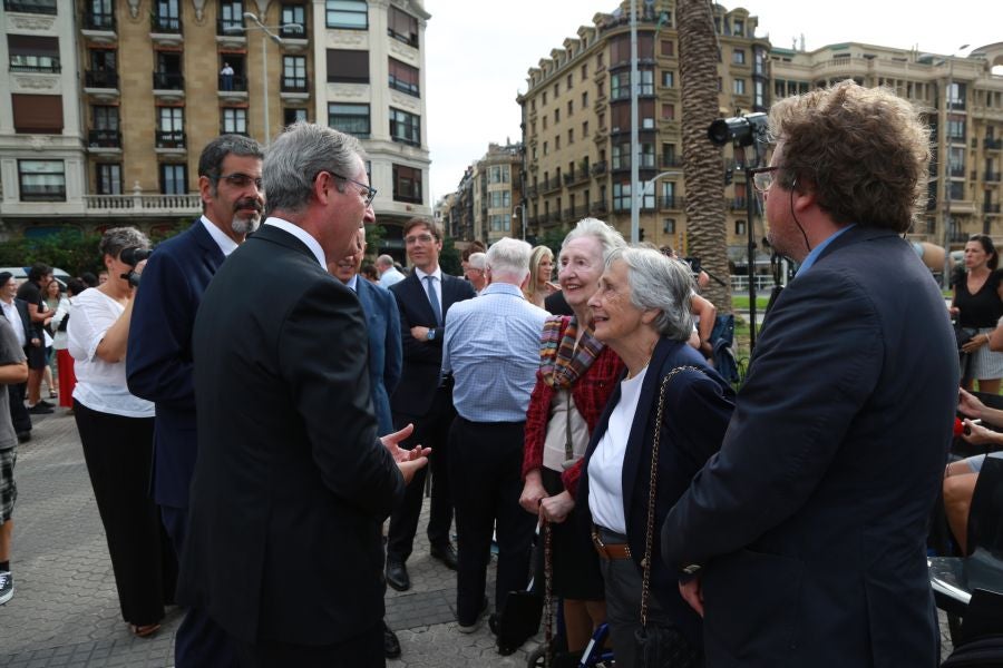 Fotos: La escultura del lehendakari Leizaola ya está en la plaza Euskadi