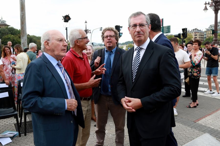 Fotos: La escultura del lehendakari Leizaola ya está en la plaza Euskadi