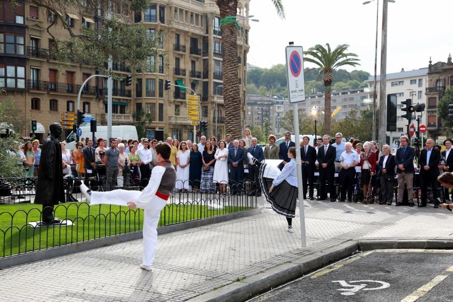 Fotos: La escultura del lehendakari Leizaola ya está en la plaza Euskadi