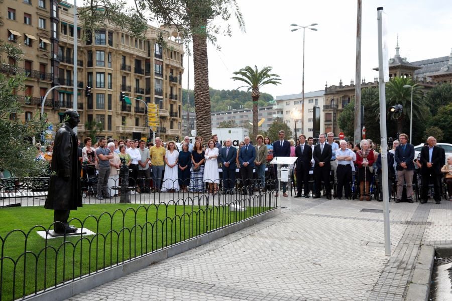 Fotos: La escultura del lehendakari Leizaola ya está en la plaza Euskadi