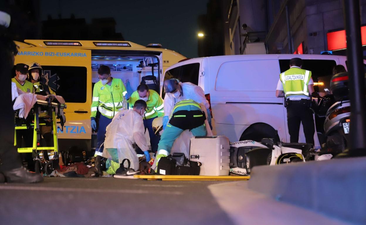 Sanitarios y agentes de la Guardia Municipal de Donostia intervienen en un accidente de moto. 