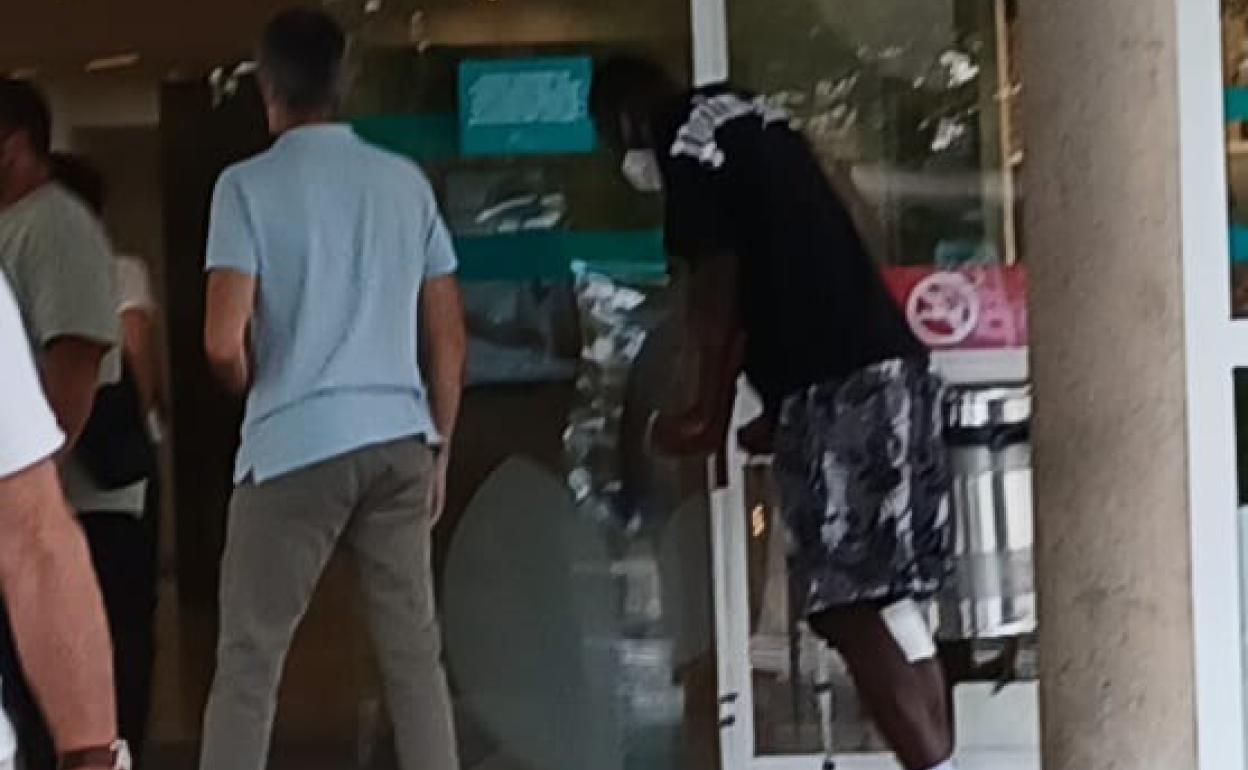 Sadiq Umar, esta mañana entrando en Policlínica Gipuzkoa.