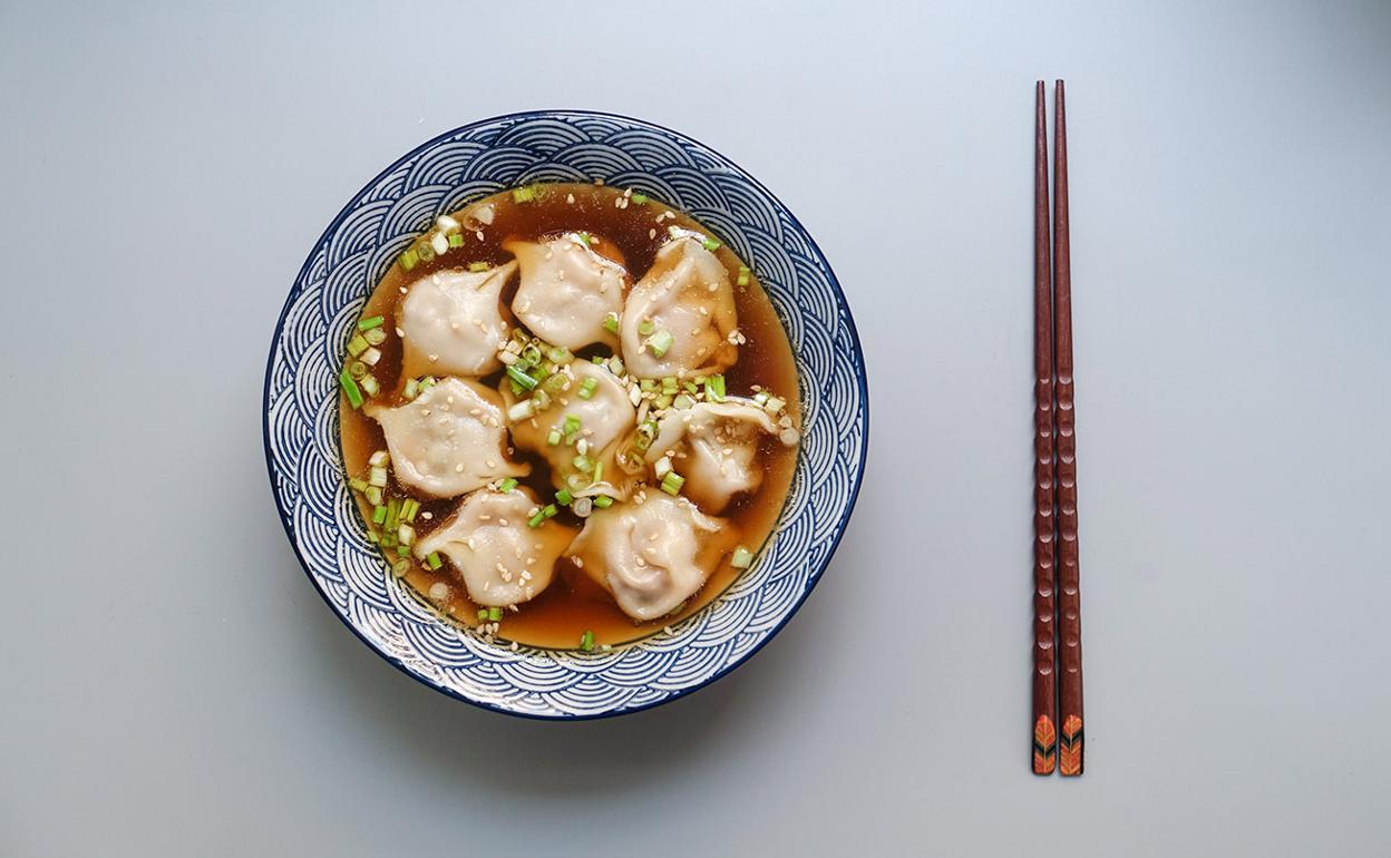 Plato de sopa acompañado con un tipo de dumpling, el wonton.