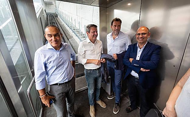 Miguel Ángel Páez, José Antonio Santano, Óscar Puente y Luis Vélez en el ascensor inclinado de Artaleku.