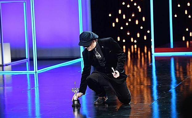 Johnny Depp dejó su Premio Donostia en el suelo para leer su discurso. 