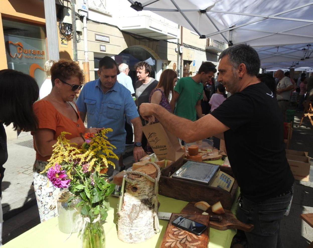 Los que acudieron a la sexta edición de la 'Feria del Tomate de Aretxabaleta' pudieron comprar frutas, verduras, miel, o el buen queso del caserío Mendibitzu. 