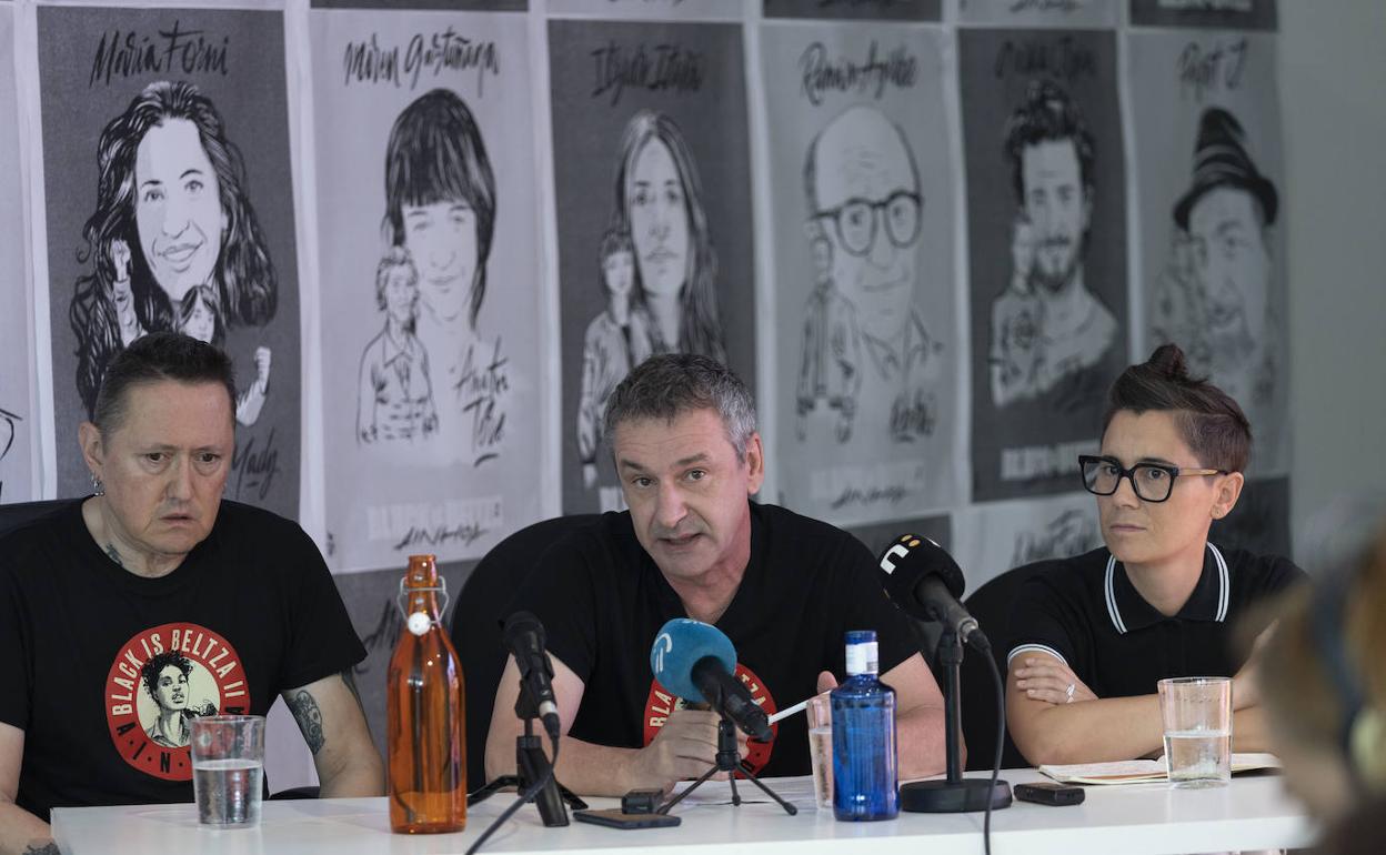 Fermin Muguruza, Elkarreko Andres Camio 'Jitu' eta Maite Arroitajauregi 'Mursego', aurkezpenean. 