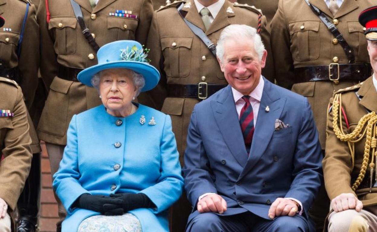 La fallecida Isabel II y su hijo, el rey Carlos III. 