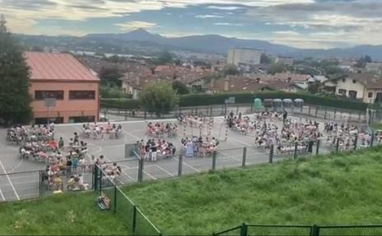 Los alumnos de Talaia Eskola de Hondarribia recibieron ayer las clases en el patio para protestar por la falta de limpieza de sus aulas. 