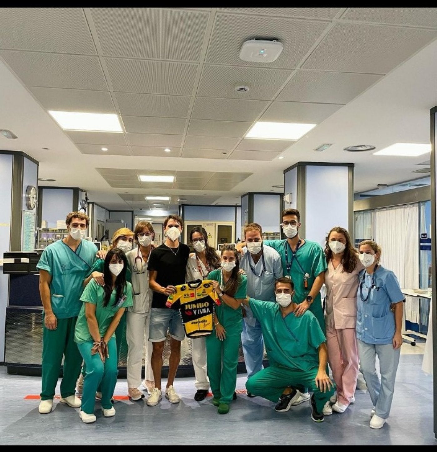 Milan Vader, en el centro, sujeta el maillot del Jumbo que regaló al personal de la UCI de Cruces.