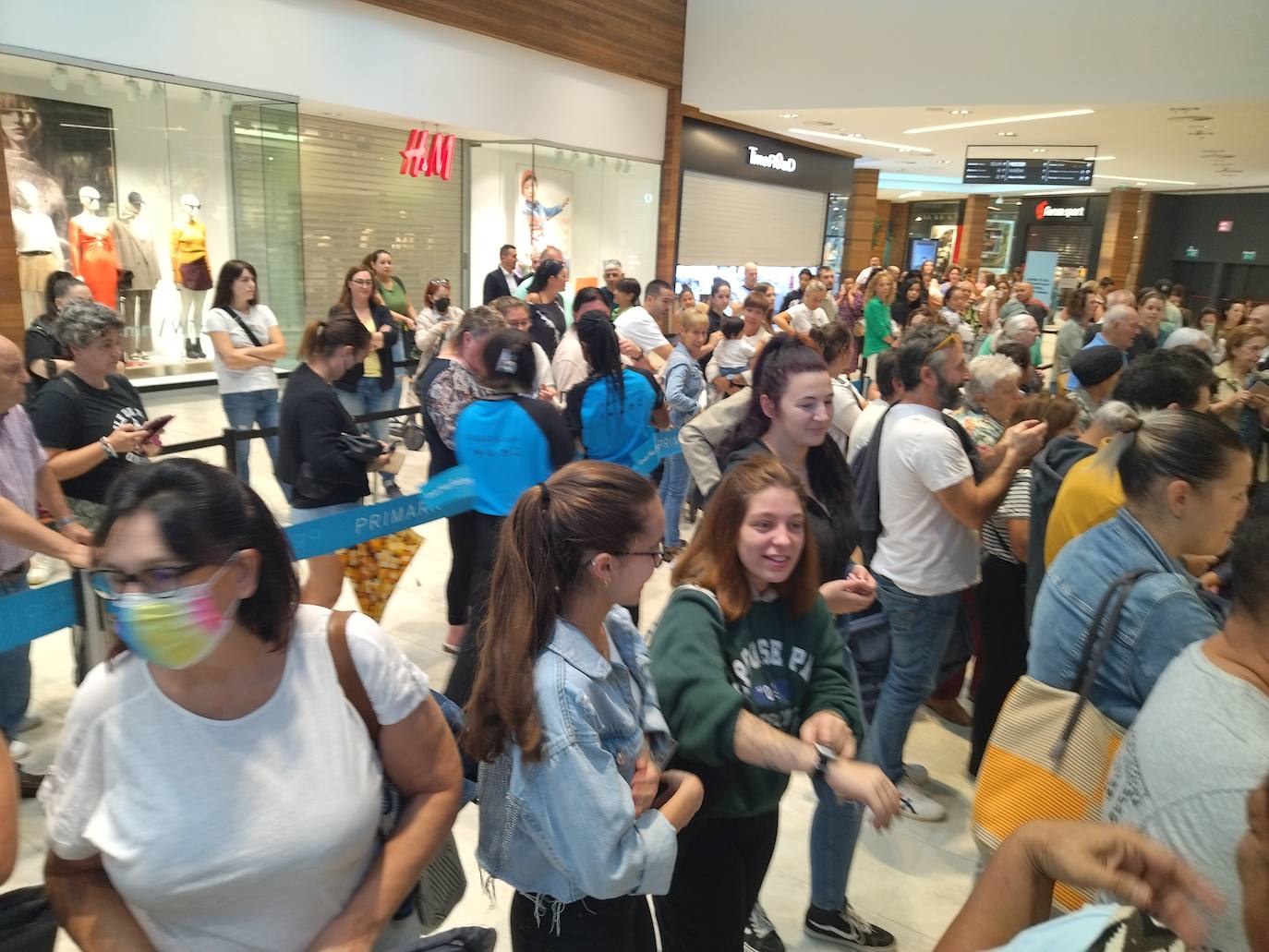 Fotos: Colas en el primer día Primark San Sebastián