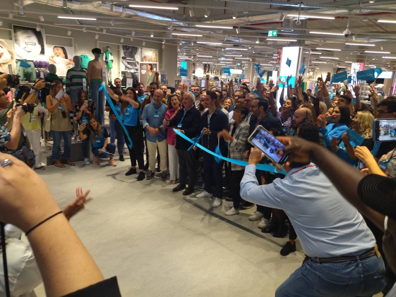 Fotos: Colas en el primer día Primark San Sebastián