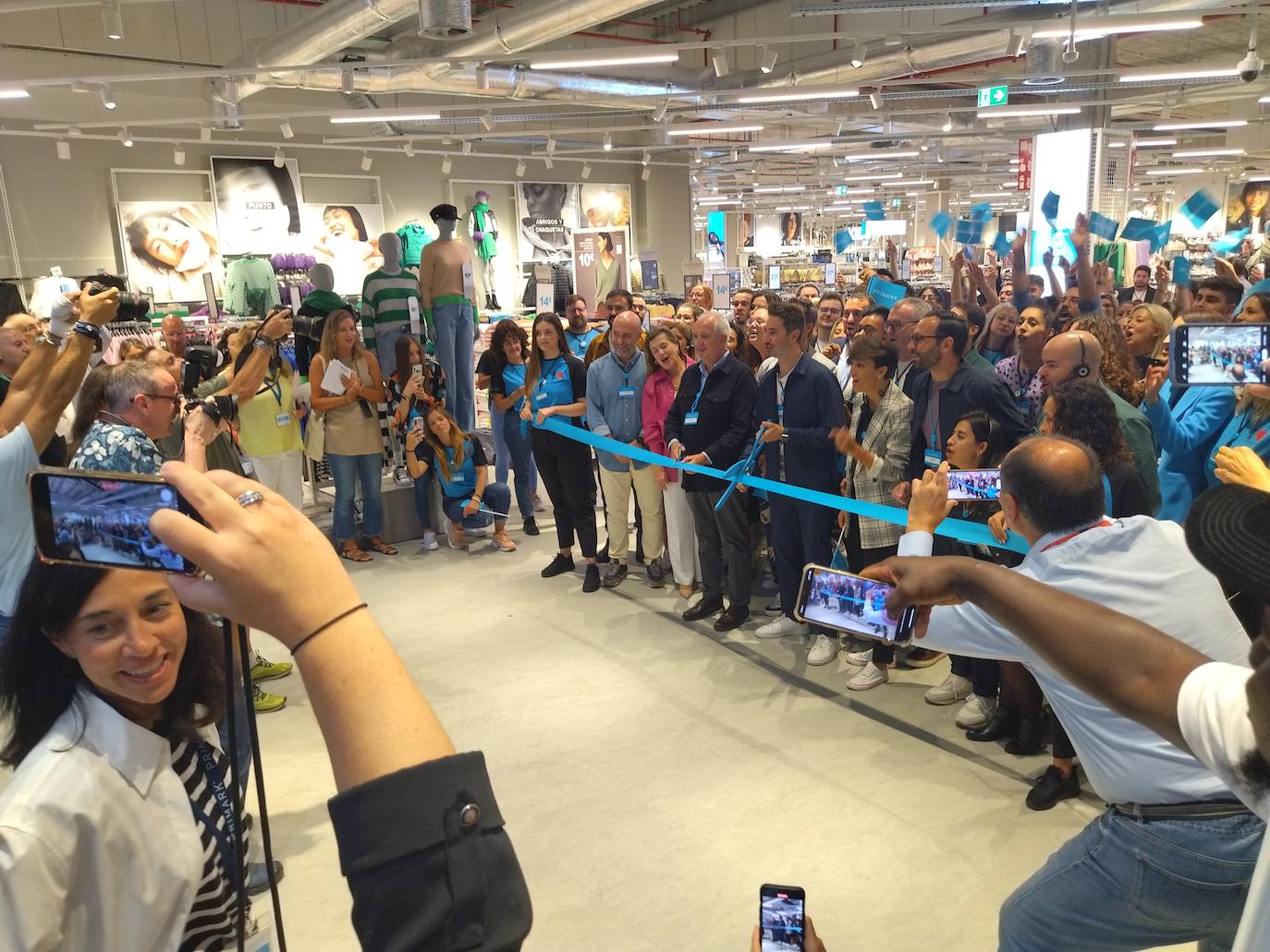 Fotos: Colas en el primer día Primark San Sebastián