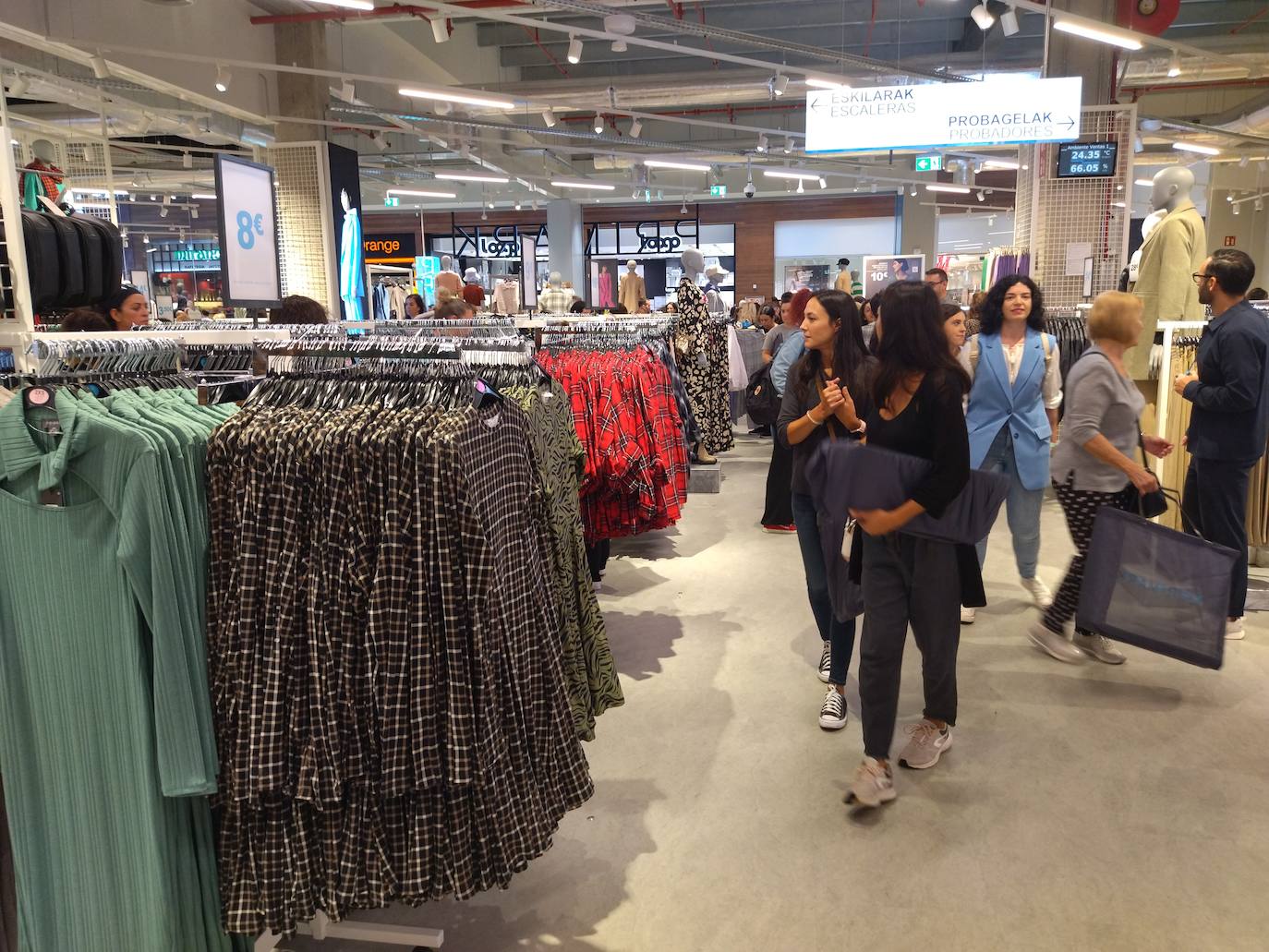 Fotos: Colas en el primer día Primark San Sebastián