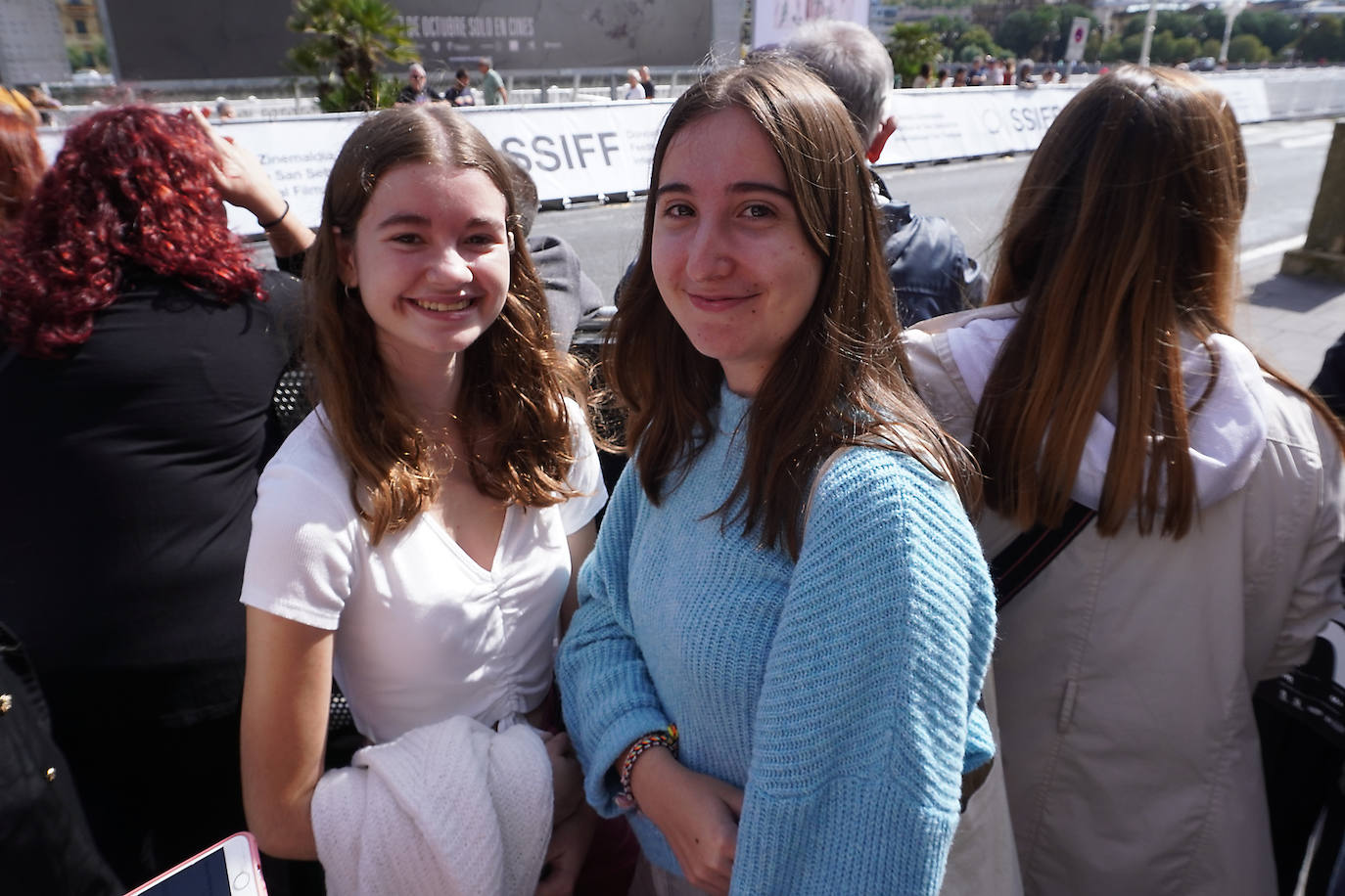 Cayetana Guillén Cuervo se fotografía con varios admiradores en la alfombra roja del Kursaal. 