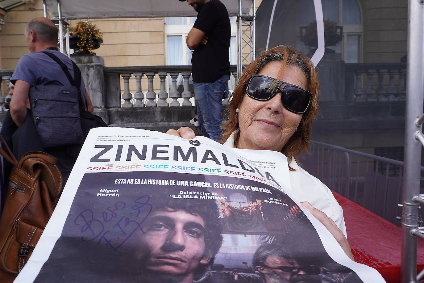 Cayetana Guillén Cuervo se fotografía con varios admiradores en la alfombra roja del Kursaal. 