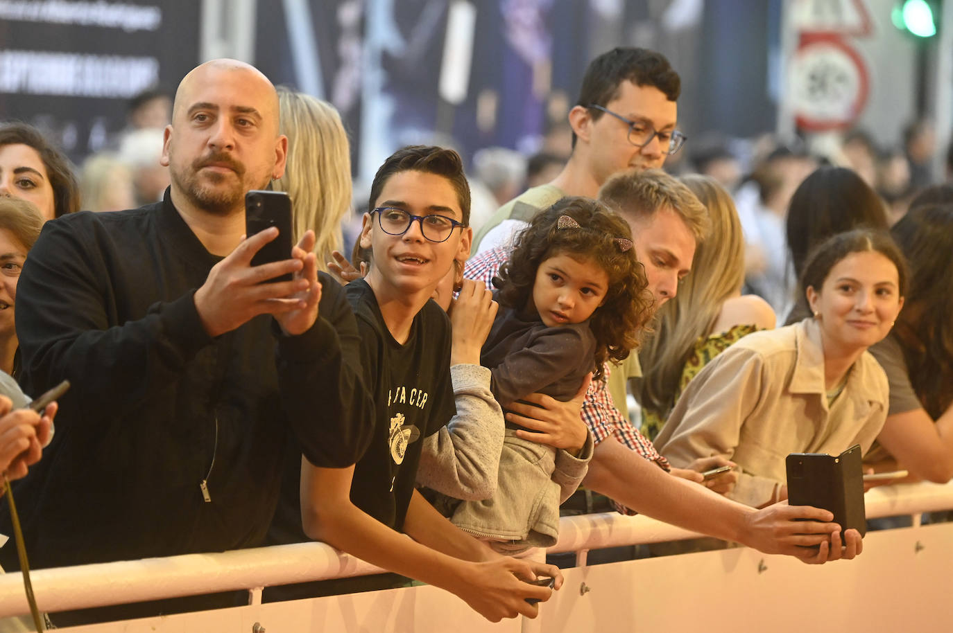 Cayetana Guillén Cuervo se fotografía con varios admiradores en la alfombra roja del Kursaal. 