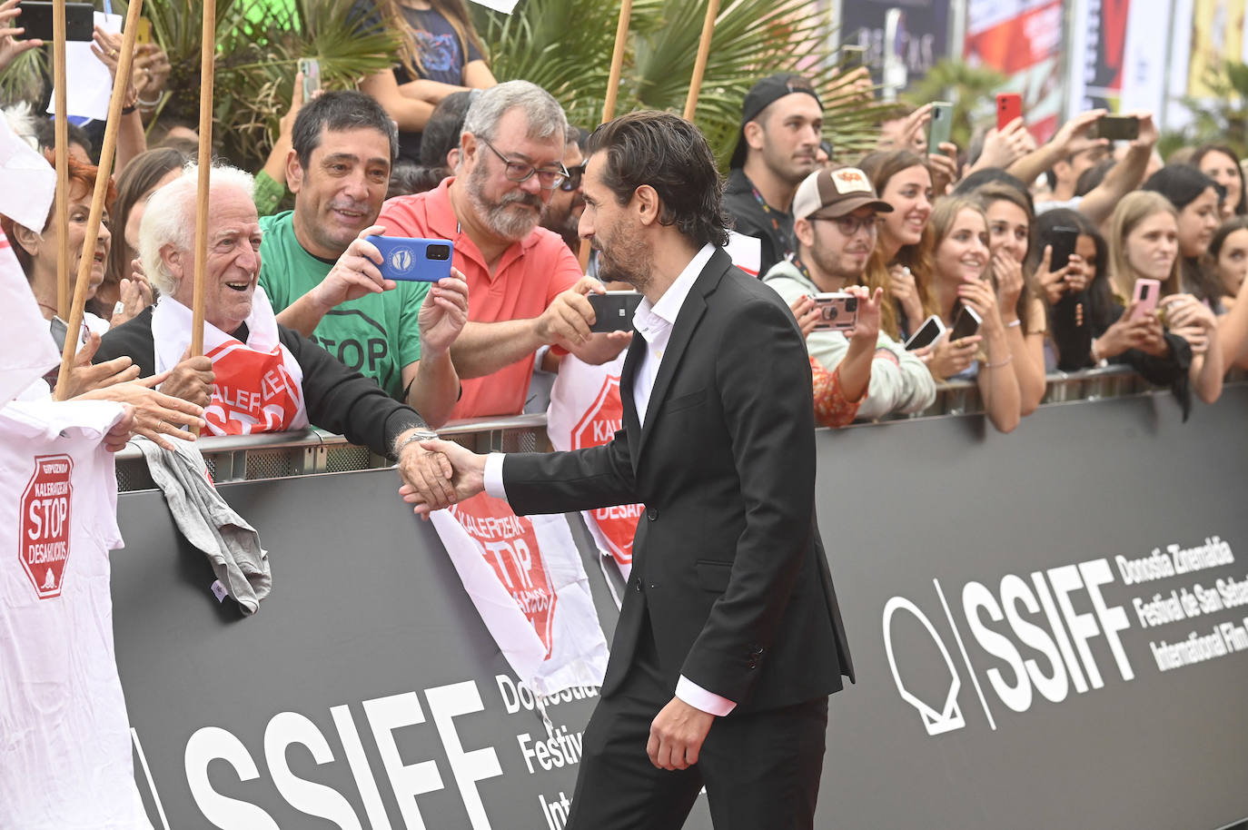 Cayetana Guillén Cuervo se fotografía con varios admiradores en la alfombra roja del Kursaal. 