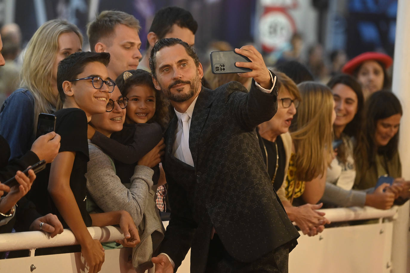 Cayetana Guillén Cuervo se fotografía con varios admiradores en la alfombra roja del Kursaal. 