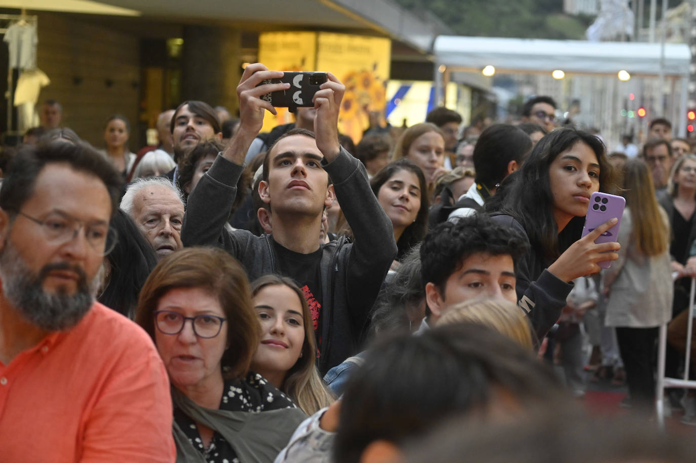 Cayetana Guillén Cuervo se fotografía con varios admiradores en la alfombra roja del Kursaal. 