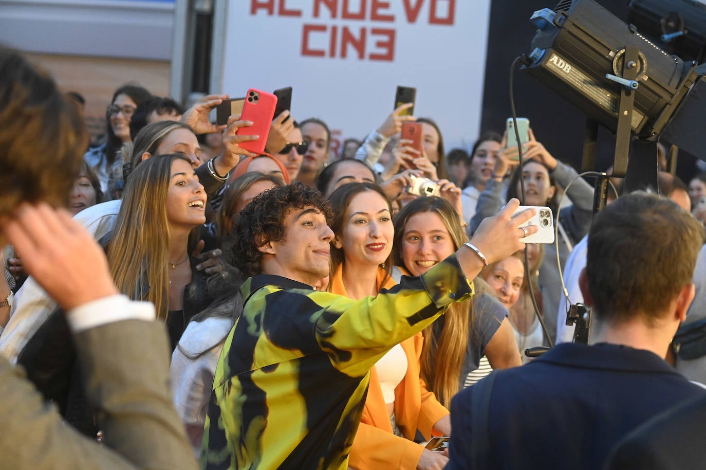 Cayetana Guillén Cuervo se fotografía con varios admiradores en la alfombra roja del Kursaal. 