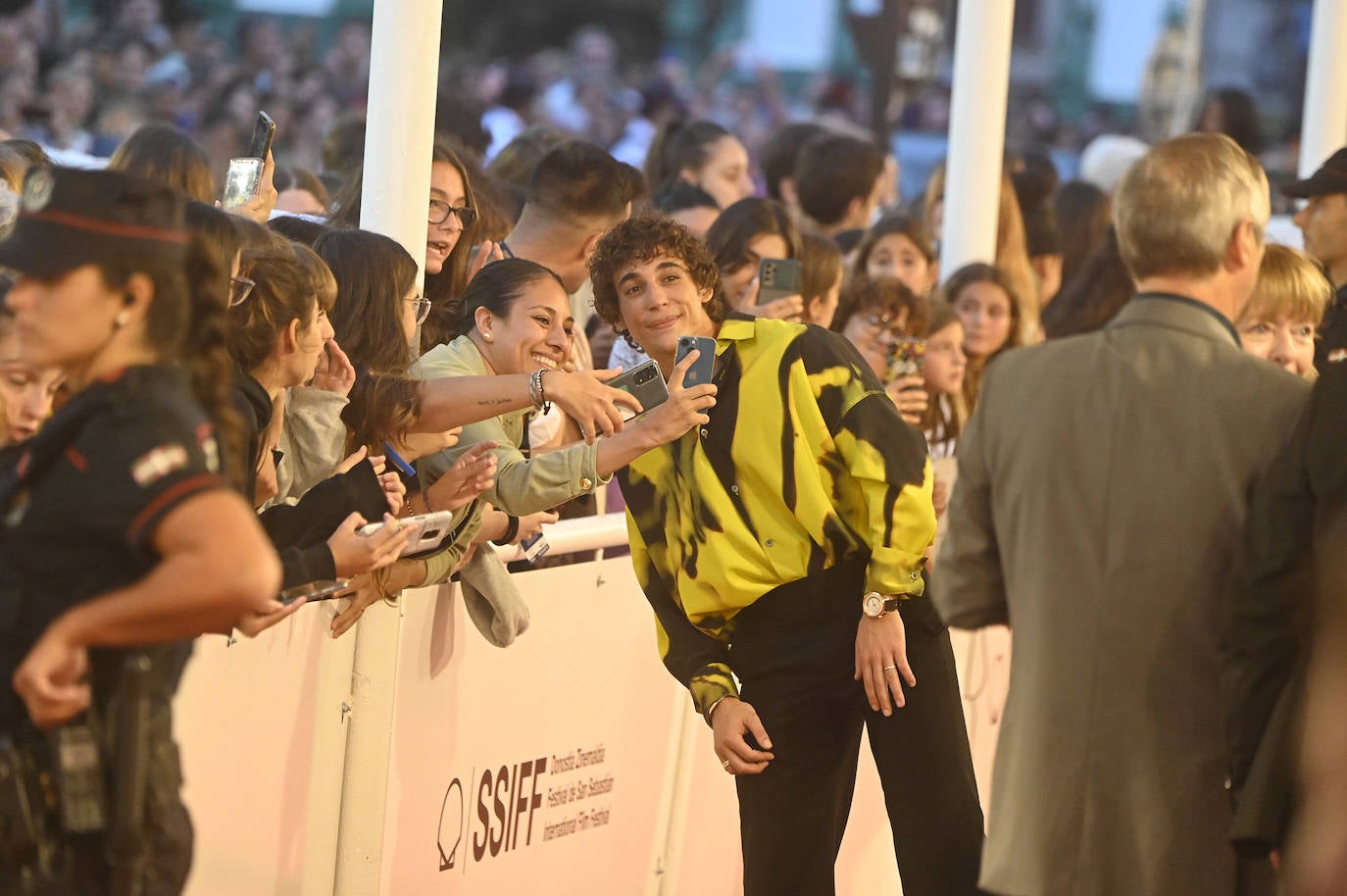 Cayetana Guillén Cuervo se fotografía con varios admiradores en la alfombra roja del Kursaal. 