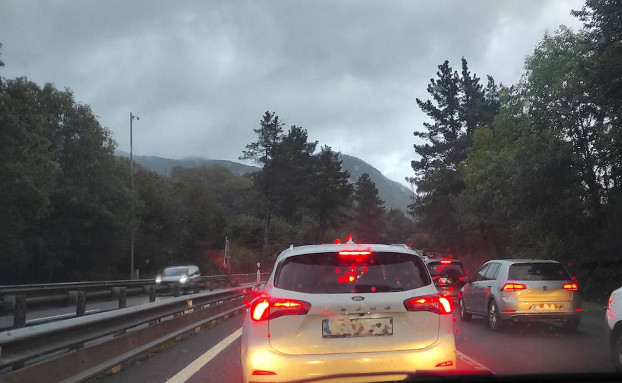 Retenciones en la AP-8 en Mendaro. 