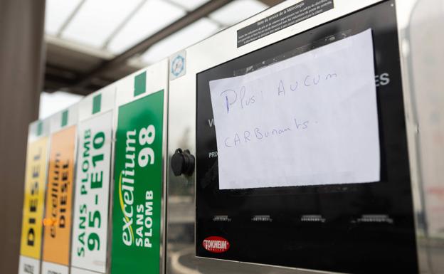 Inscripción en los surtidores de la estación de servicio de Total en Anglet en la que se informa de que se han quedado sin combustible.